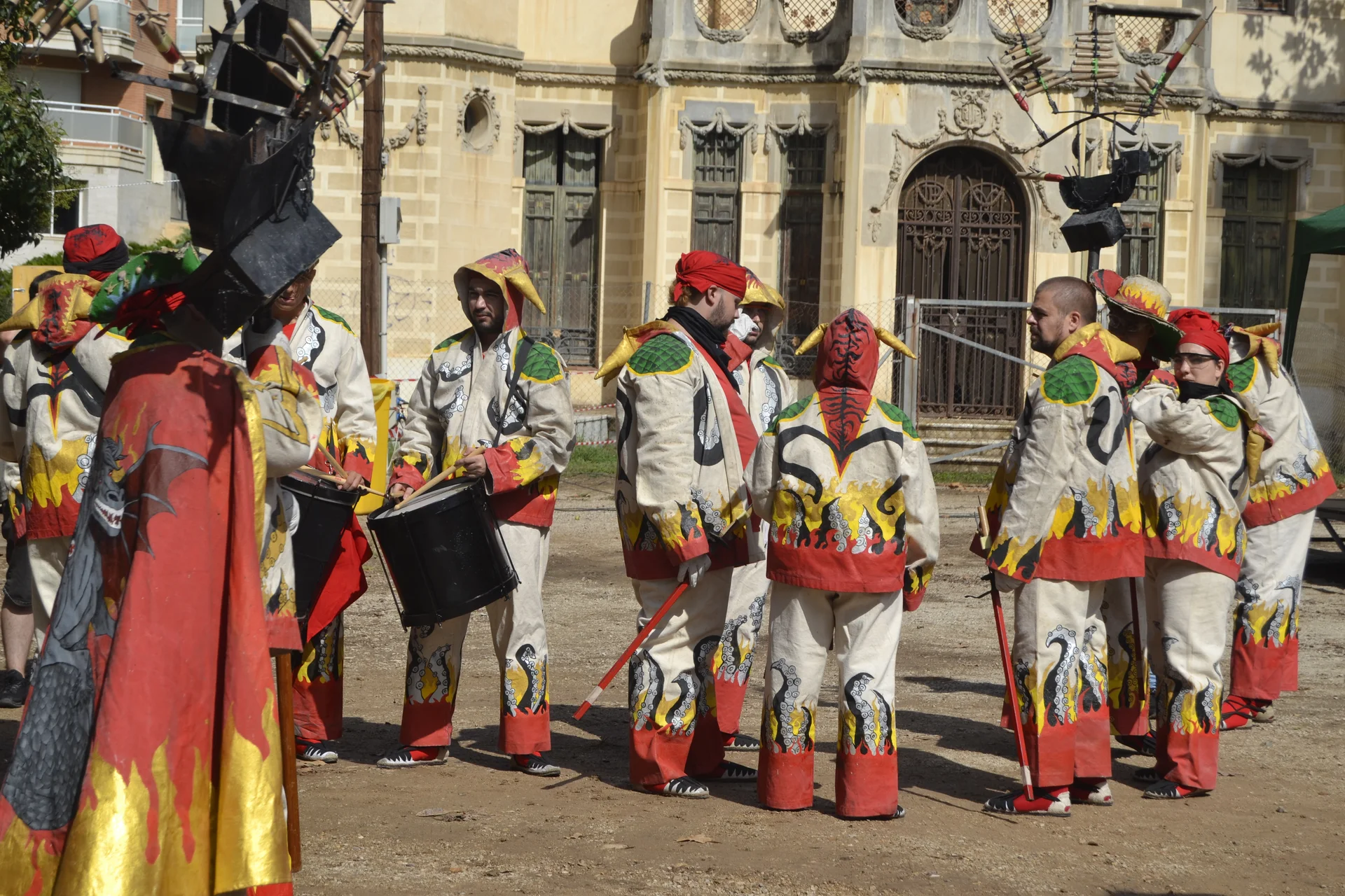 La tripulació d’Errants del Mar amb el seu vestuari